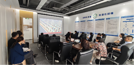 山东金创业公司集体观看阅兵仪式，共抒爱国情怀